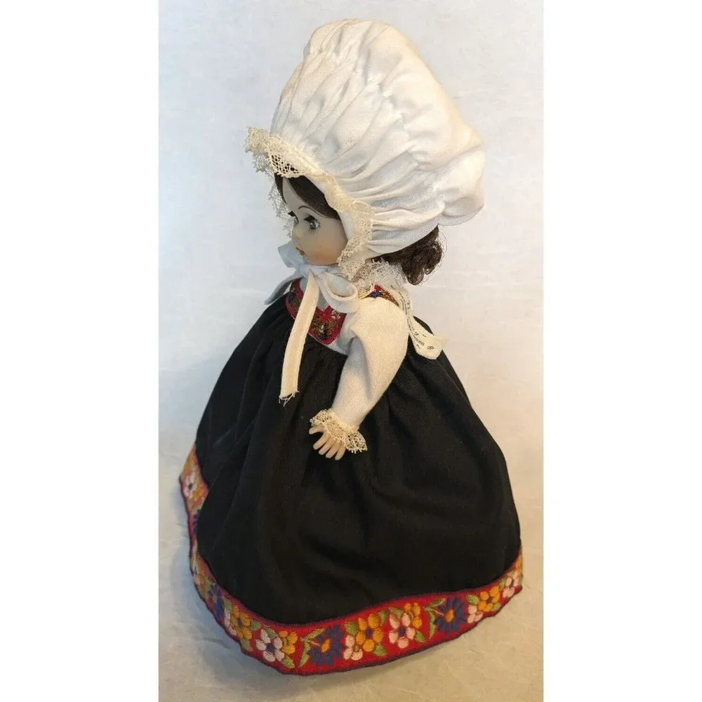 Madame Alexander Norway Vtg Doll & Stand 1977 International Brunette Pretty Girl